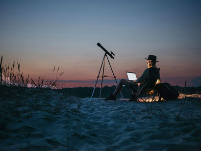 Un joven estudiando el universo para comprender sus misterios