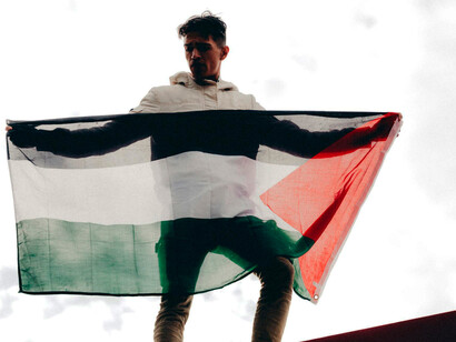 Bandeira palestina.  Sabem que ninguém controla o destino, mas que, no caso deles, alguém, que não eles, controla o seu destino