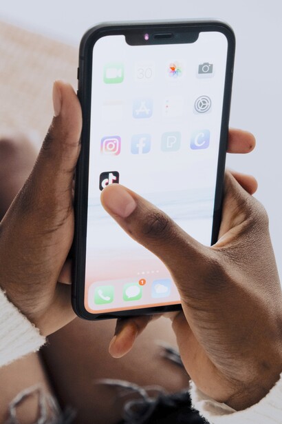 Pessoa instalando aplicativos no celular