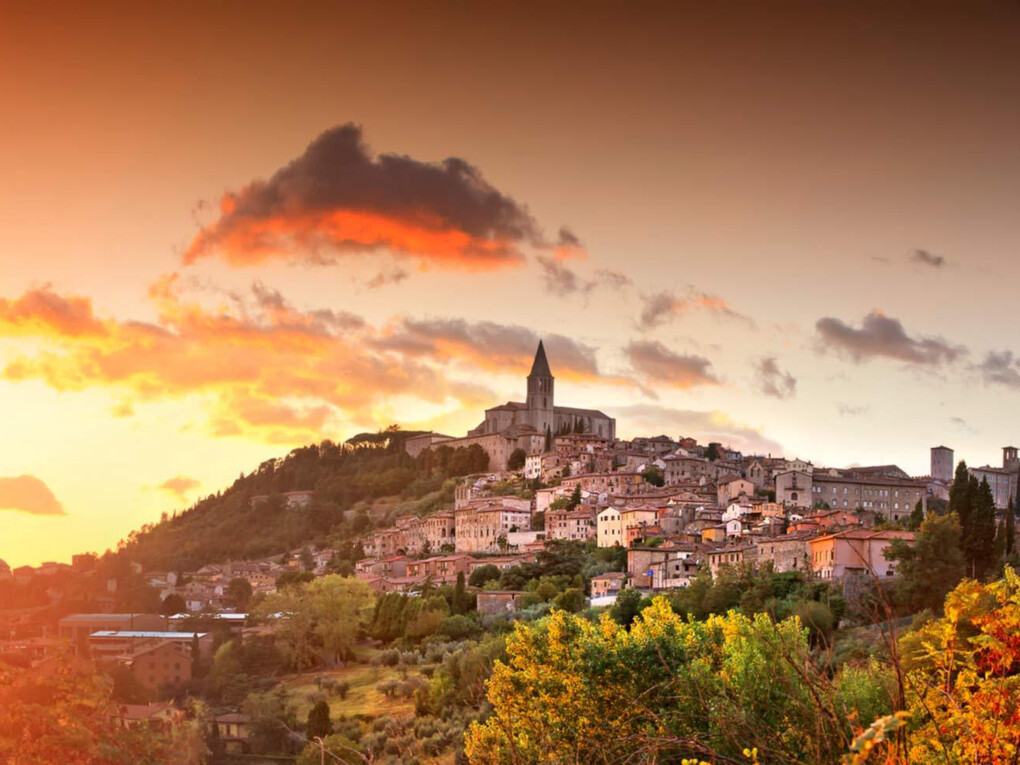 Veduta di Todi al tramonto