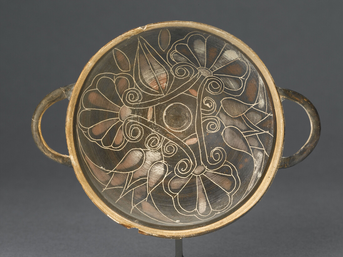 Coupe du style de Vroulia - motifs floraux, Argile, h. 6,3 ; d. 11,2 ; l. 15,1 cm, Découverte : Camiros/ production : Rhodes, 550-525 av. J.-C. Acquisition Salzmann, 1863, Paris, musée du Louvre, département des AGER © RMN-Grand Palais (musée du Louvre) / Hervé Lewandowski