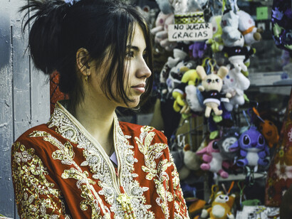 Joven luciendo un atuendo tradicional chino frente a una tienda del Barrio Chino, Buenos Aires, Argentina