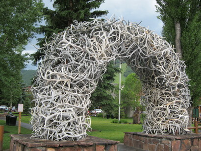 Cuando las empresas consigan lo que llevan intentando desde hace años, que es que consumamos muchas más producciones a través del móvil... Arco de asta de ciervo, en la plaza de la ciudad de Jackson, Wyoming, EE.UU.