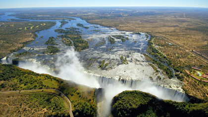 Vista aérea de las cataratas Victoria en la frontera de Zambia y Zimbabue