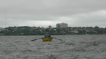 Il fiume Paraguay, arteria vitale del paese. Sullo sfondo, la capitale, Asunción, Paraguay
