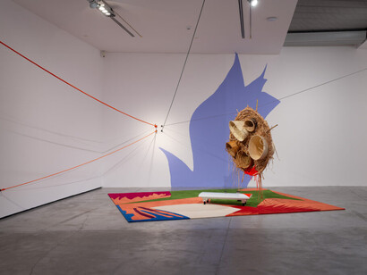 Jessica Stockholder, Puntos cardinales, vista de exhibición. Cortesía del Es Baluard Museu d'Art Contemporani de Palma