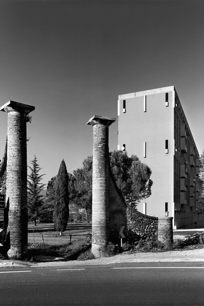  George Tatge - Condominio e colonne, Terni 2006