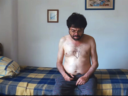 Óscar mira hacia el suelo y ve el abismo en los pequeños cuadriláteros que dividen el piso del hospital