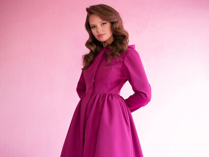 Joven en abrigo rosa