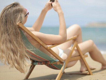 Garota atenta ao celular enquanto relaxa na praia. Podemos pensar que mesmo um indivíduo em seu paraíso particular de prosperidade, vivendo de alegrias e conquistas adquiridas com trabalho árduo permitindo-se um equilíbrio entre o ser e o ter, aproveitando sua jornada não ansiosa, mesmo assim seja afetado repentinamente por insônia, pânico ou fobia. Porque a tristeza profunda se instala e o medo dos relacionamentos aumentam de forma contundente, imagine aqueles que não entenderam a si mesmos
