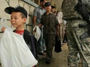 Des enfants libyens en présence de l'OTAN