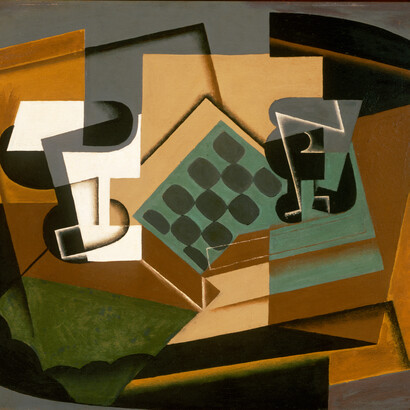 Juan Gris, "Scacchiera, bicchiere e piatto", (1917), Philadelphia Museum of Art, USA. Leggendo l'arte come interprete e testimone della storia incontriamo opere cubiste con una loro drammaticità oscura e misteriosa che sembra rimandare al periodo della Prima guerra mondiale