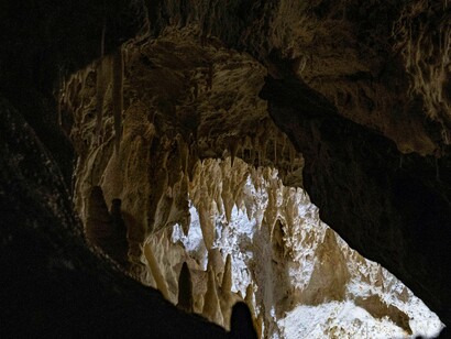 Caverna com feixe de luz. Uma interpretação possível do Mito de Platão é que aquele que abandona a caverna é Sócrates, que acabou sendo condenado a tomar um veneno: a cicuta, por, de certa forma, provocar os jovens atenienses a pensar