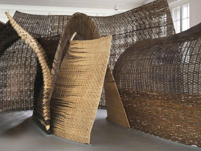 Verschiedene künstler:innen, All hands on, flechten! Ausstellungsansicht. Mit freundlicher genehmigung des Museums Europäischer Kulturen