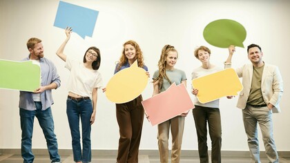 A linguagem e a comunicação ocupam um papel central na organização da vida social. Elas não apenas viabilizam a interação entre indivíduos, mas também estruturam os modos pelos quais a realidade é percebida, interpretada e compartilhada. Ao longo da história, diferentes tradições teóricas se dedicaram a compreender como os discursos moldam práticas sociais, orientam decisões coletivas e estabelecem critérios de legitimidade