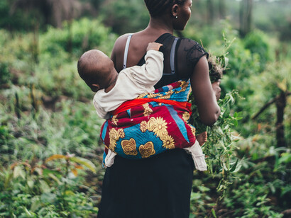 Como todavía sucede en la mayor parte del mundo, en África hay millones de mujeres que deben compaginar familia y trabajo 