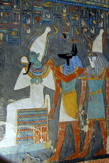 Detalle de la pared de la tumba del faraón Horemheb, que muestra a los dioses Osiris, Anubis y Horus. Valle de los Reyes, Tebas Occidental, Egipto
