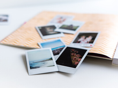 Ordenando fotografías en un album para la posteridad