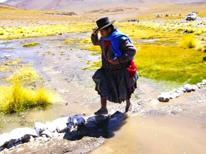 Indígena boliviana en el río Silala