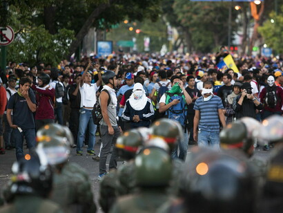 Manifestantes se enfrentan a la policía