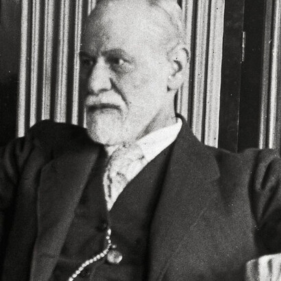 Sigmund Freud, psicanalista, discorre que os símbolos e rituais que reafirmam as crenças