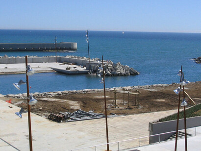 Barcelona decidió situar el recinto del Fórum 2004 en una de sus periferias más degradadas, junto al rio Besòs, compartiendo espacio con el municipio vecino de Sant Adrià de Besòs Fórum Universal de Barcelona, España