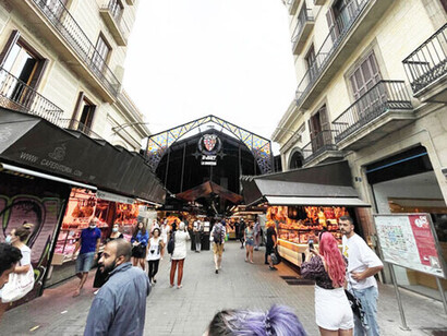 Qué poco me gusta la pareja de seguridad y su exhibición de artilugios intimidatorios. El Mercado de la Boqueria, Barcelona, España