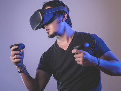 Adolescende che usa occhiali VR: come le nuove tecnologie hanno narcotizzato gli adolescenti