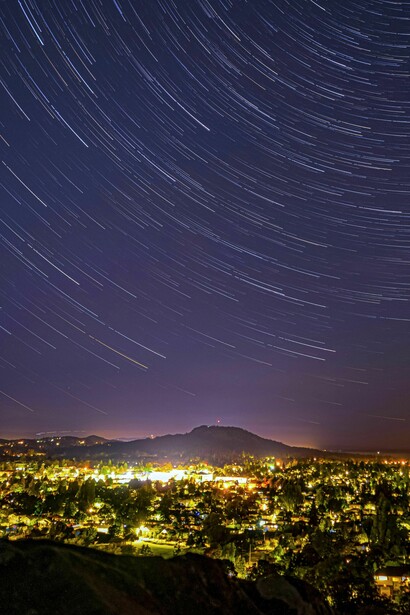 La iluminación de nuestras costas no solo altera el paisaje; confunde a especies críticas y genera una neblina lumínica que nos priva del "derecho al cielo estrellado"