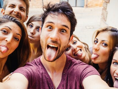 Millennials haciéndose una foto