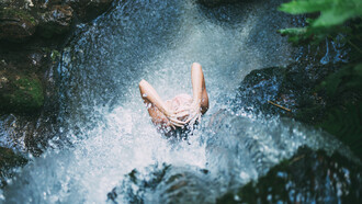 El agua fría causa un choque térmico que pone el cuerpo en alerta