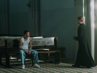 Mas um pecado ou outro, assim como tomar um porre ou outro, não faz mal algum, ele existe e cometemos, e depois vamos lá pedir perdão, saímos da penitência e fazemos tudo de novo, como fazemos quando enchemos a cara num dia e no meio da ressaca do dia seguinte dizemos que não vamos beber mais, mentira, outro pecado, porque na primeira oportunidade estamos lá com o copo na mão e a birita descendo goela abaixo