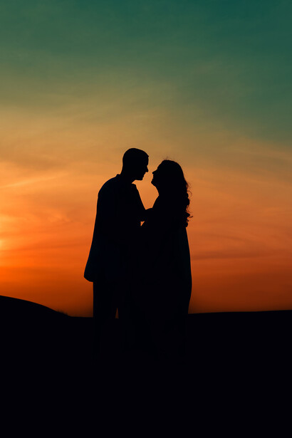 Silueta de una pareja de enamorados al atardecer. El sentir de un verdadero amor es una plenitud interna que nos alinea con nuestros impulsos más desprendidos y generosos