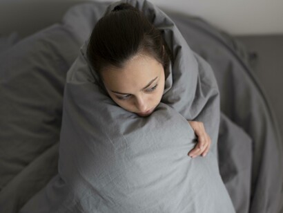 La depresión implica un estado de ánimo abatido o la pérdida del placer o el interés por actividades durante largos períodos de tiempo.