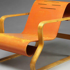 Paimio Armchair, designed by Alvar Aalto, manufactured by Huonekalu-ja Rakennustyötehdas Oy, 1930, Finland. Museum no. W.41-1987. © Victoria and Albert Museum, London