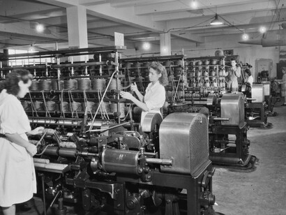 Habrá que pagar por respirar, lo que contribuirá sobremanera al crecimiento y al aumento del PIB. Industria textil, máquina de cardar. 1951. Györ, Hungría