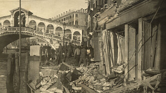Venezia, Rialto, Fondamenta del Ferro. Veduta della Birreria Spiess distrutta in seguito alla trentottesima incursione aerea. Stampa alla gelatina, 26-27 febbraio 1918