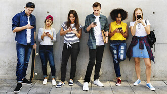 Los jóvenes nacidos ya en un mundo plenamente digital se desenvuelven con menores recelos en Internet
