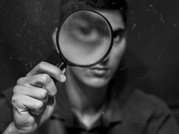 L'ossessione per il delitto ha trasformato il dolore altrui in una forma di intrattenimento permanente, disponibile ventiquattr'ore su ventiquattro