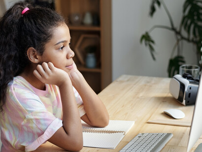 O ensino remoto e a pluralização das plataformas digitais de aprendizagem reforçam o discurso de que é possível aprender qualquer coisa em qualquer lugar