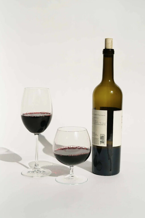 Bottiglia di vino rosso: vado a letto brillo  
è sabato da Matteo abbiamo fatto festa  
mi lancio nel letto