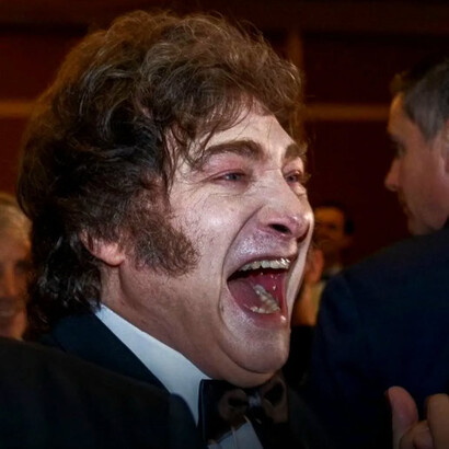 En cada ceremonia, el mandatario se muestra encantado de proclamarse titán, coloso o embajador, como si fuera protagonista de una saga de superhéroes escrita en un delirio de ego