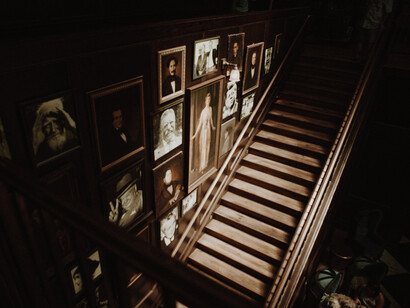 Fotos antiguas frente a una escalera