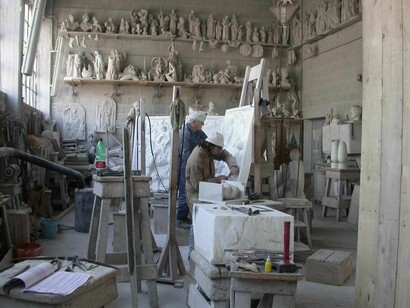 Athos Ongaro nel suo atelier