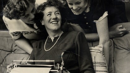 La autora británica Enid Blyton con su familia
