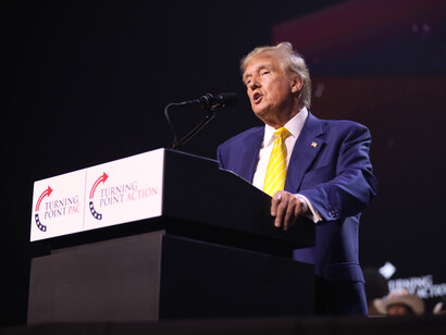 L'économie comme son étendard. Donald Trump lors d'un rassemblement "Chase the Vote" à l'église Dream City à Phoenix, Arizona, le 6 juin 2024. Photo de Gage Skidmore