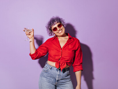 En los 90, el grunge encarnó una estética “anti-moda” que buscaba autenticidad y sencillez frente al exceso de décadas anteriores