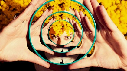 Piscou os olhos. Mexeu-se de um lado para o outro. Encostou o nariz no vidro frio. Nada. Nenhum traço de sua imagem estava ali. O quarto, sim. A cama desarrumada, a poltrona com o casaco jogado por cima, as sombras das cortinas. Mas ela? Evaporara