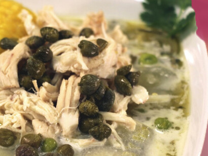 El ajiaco es una sopa sustanciosa de Bogotá, la capital del país. Es tan sabrosa que la probé varias veces en casa de la mamá de una amiga.Se prepara típicamente con pollo, tres variedades de papa, maíz y guasca, y suele servirse con crema, alcaparras, ají (esa salsa picante, ¿no?) y aguacate