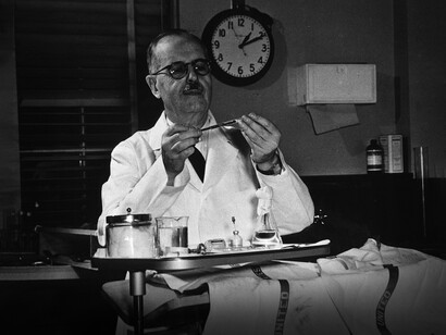 Bernardo Houssay fue reconocido con el Premio Nobel de Medicina en 1947 por “su descubrimiento del papel que desempeña la hormona del lóbulo pituitario anterior en el metabolismo del azúcar”